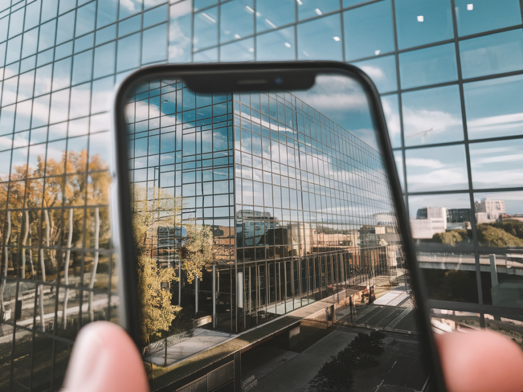 How to photograph reflective surfaces with a smartphone and avoid the common mirror trap